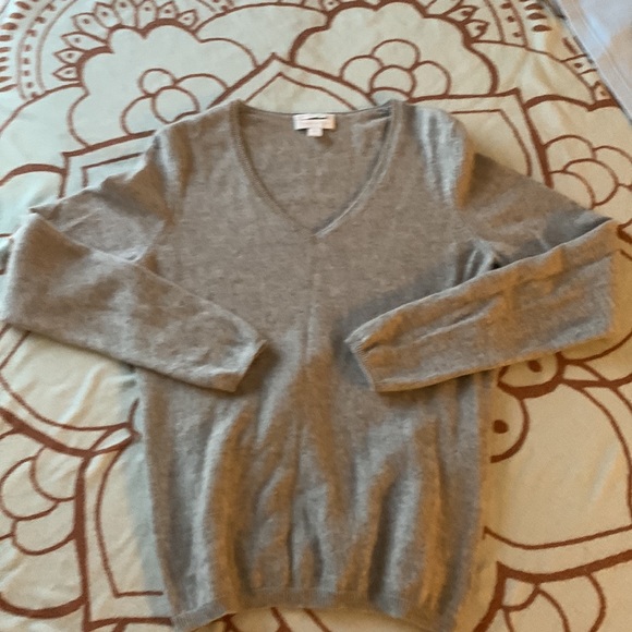 2/$25! Cashmere V-Neck sweater. Size M - Picture 4 of 13